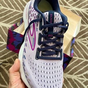 NIB Brooks Glycerine 20 size 8